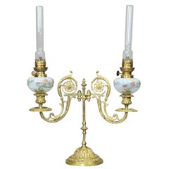 Antike französische viktorianische handbemalte Öllampe aus opalisierendem Glas und Messing