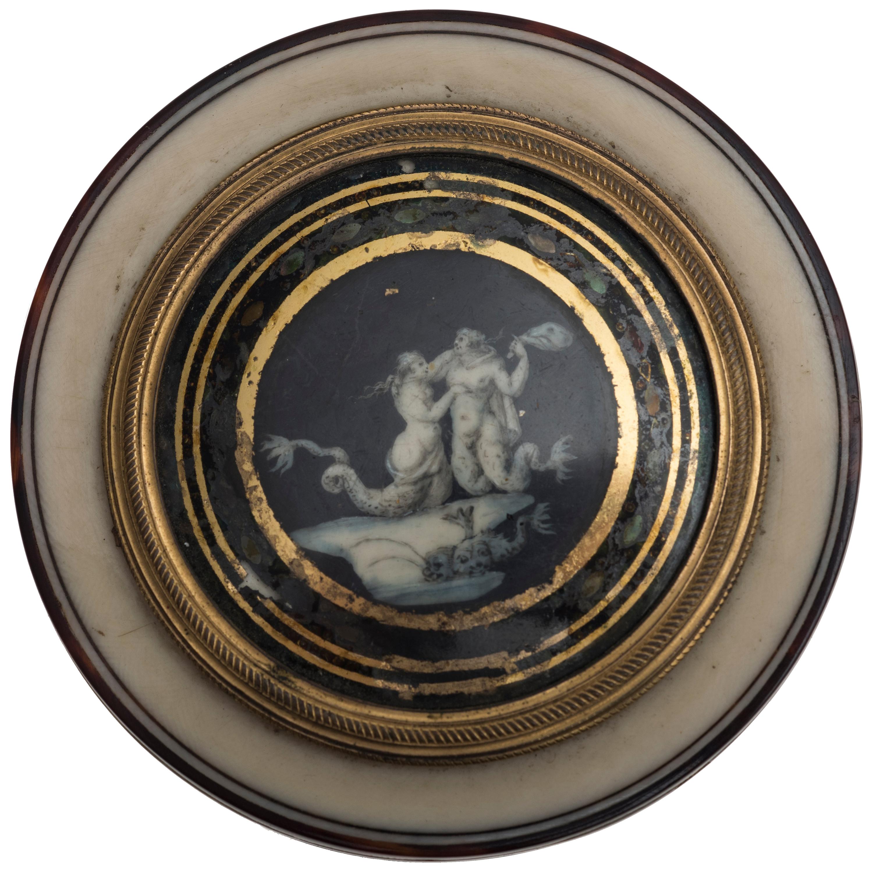 Ancient Round Box in Bone, Turtle and Gold with Mythological Scene, circa 1805 For Sale