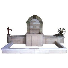 Französischer Brunnen „Lavoire“ aus handgeschnitztem Kalkstein, Frankreich, 20. Jahrhundert