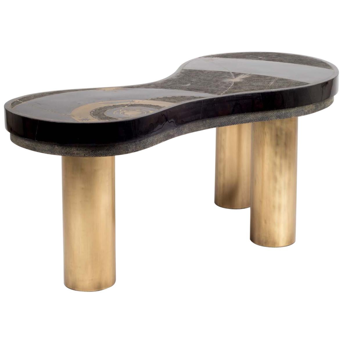 Table basse Constellation en galuchat noir, coquillage et laiton de Kifu Paris