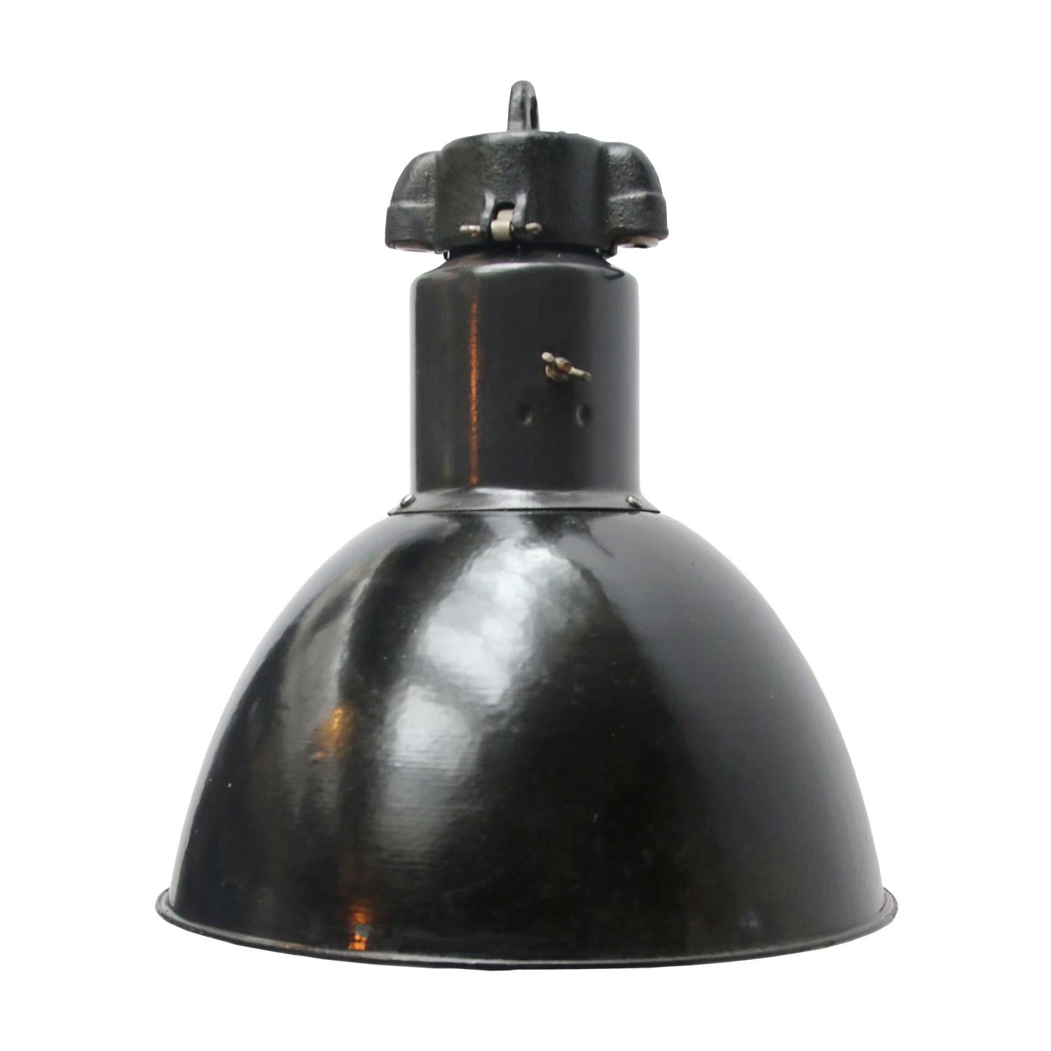 Lampe pendante industrielle Bauhaus des années 1930 en émail noir