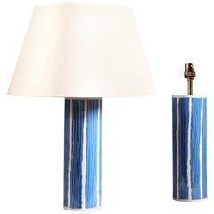 Zwei blau-weiße Studio-Keramik-Vasen