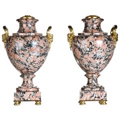 Paire de lampes françaises de style Louis XVI en forme d'urne montées sur bronze doré et granit