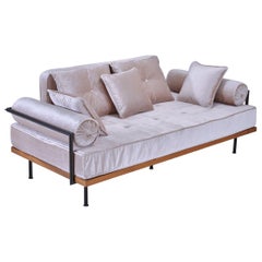 Maßgeschneidertes zweisitziges Sofa für den Innenbereich aus Messing und aufgearbeitetem Hartholz, P. Tendercool 