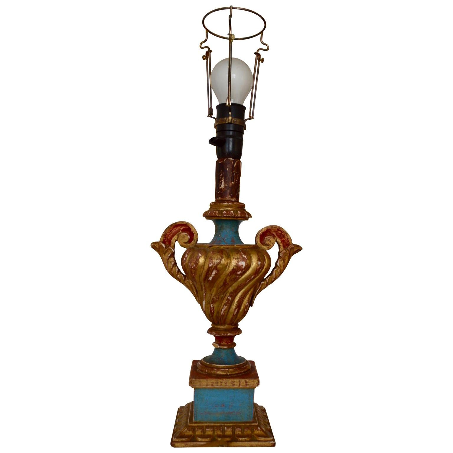 Lampe de bureau rococo en forme d'urne en bois doré du 19ème siècle