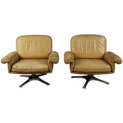 Pair of Swivel Leather Lounge Chairs Ds 31 by De Sede, Switzerland, circa 1970