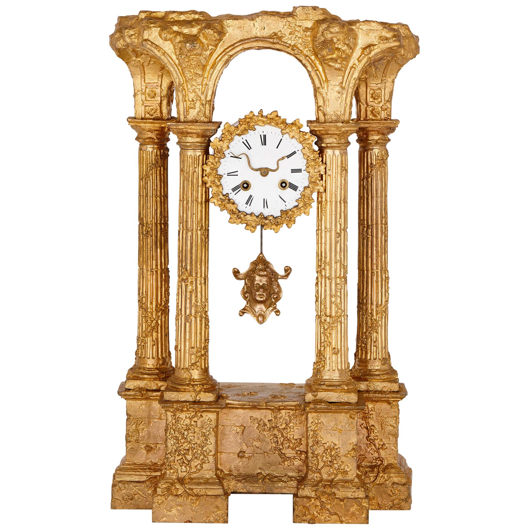 Horloge de cheminée en bronze doré en forme de ruine romaine