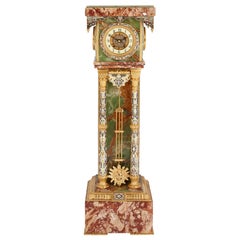 Horloge à piédestal en onyx, marbre, bronze doré et émail champlevé