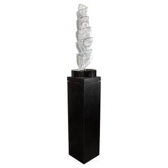 Handgeschnitzte Grisaille-Granat-Skulptur auf maßgefertigtem drehbarem Sockel, Moderne der Mitte des Jahrhunderts
