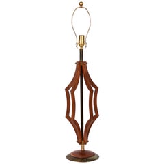 Monumentale lampe de bureau américaine du milieu du siècle dernier en noyer à motifs géométriques découpés, vers 1960