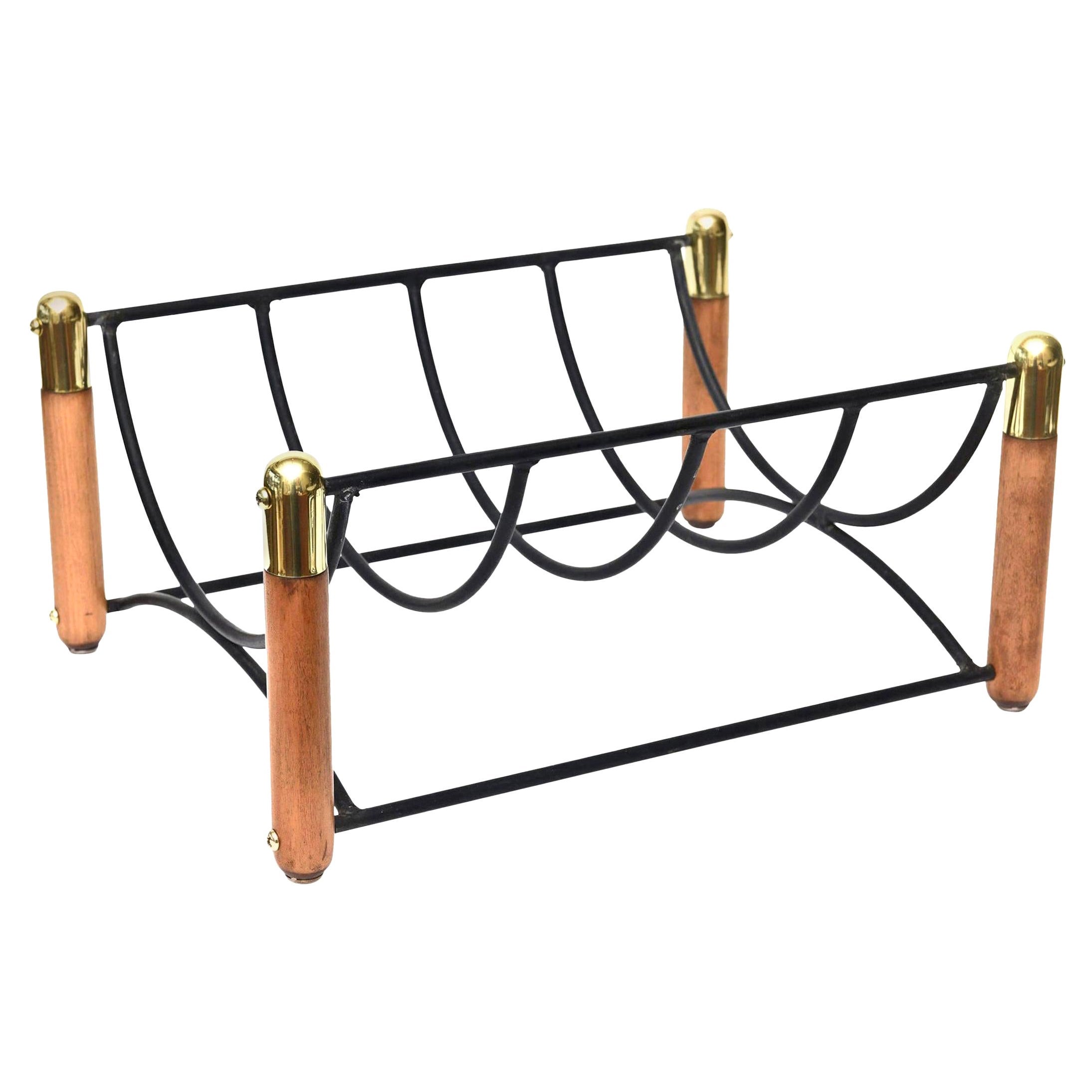 Wood, Iron and Brass Magazine Stand or Fireplace Log Rack Mid-Century Modern (Support à revues ou à bûches de cheminée en bois, fer et laiton) en vente