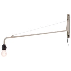 Limitierte Auflage der Jean Prouvé Swing Jib Wandleuchte