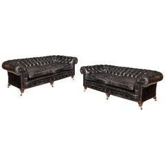 Paire de canapés Chesterfield victoriens à trois places en noyer