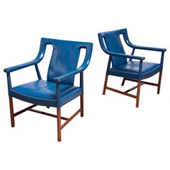 Paire de fauteuils danois en cuir bleu par Ejner Larsen et Aksel Bender Madsen