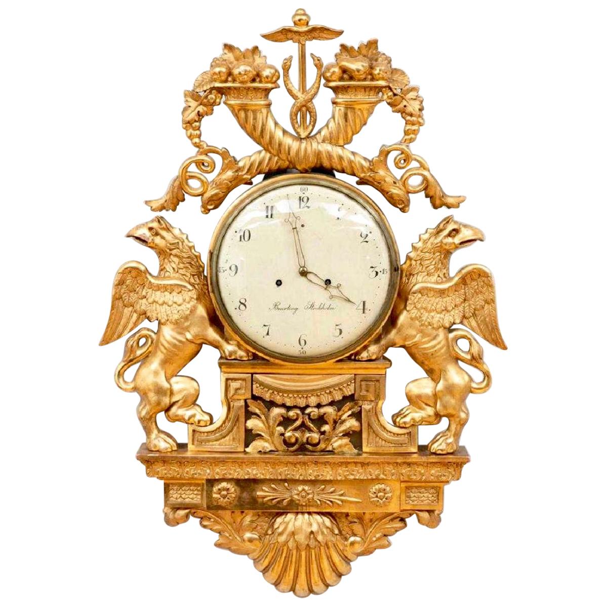 Horloge de cartel en bois doré de style gustavien suédois de la fin du XVIIIe siècle par Henrik Beurling en vente
