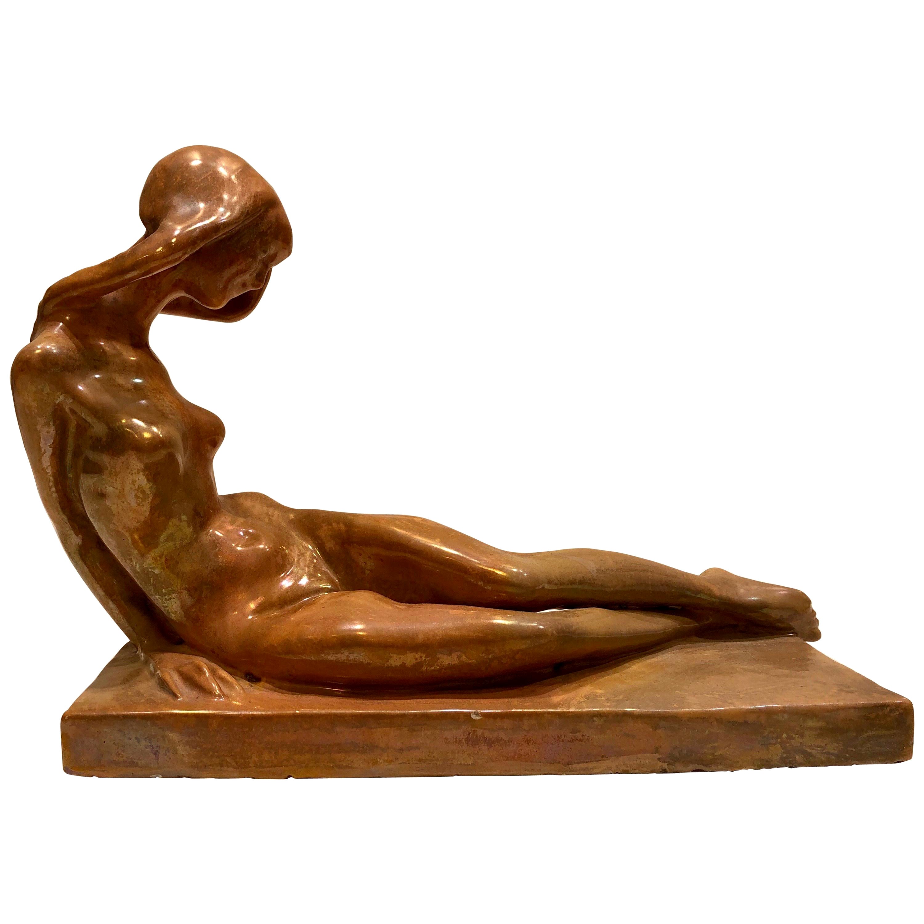 Sculpture en céramique italienne des années 1920 signée Mazzolani représentant une femme nue