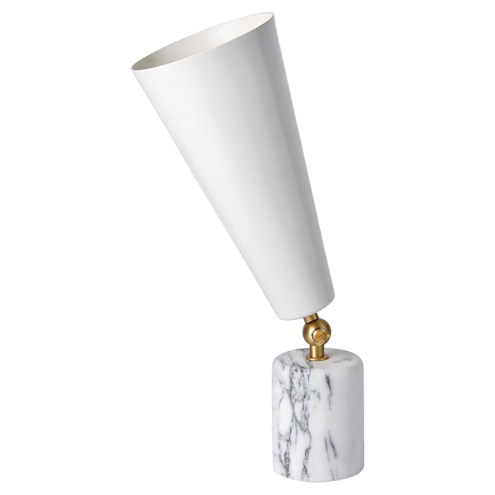 Tato Italia 'Vox' Tischlampe aus weißem Carrara-Marmor, satiniertem Messing und weißem Weiß