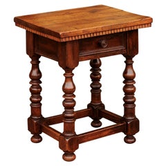Mesa auxiliar italiana de nogal de la década de 1870 con molduras dentiladas, cajón y base torneada