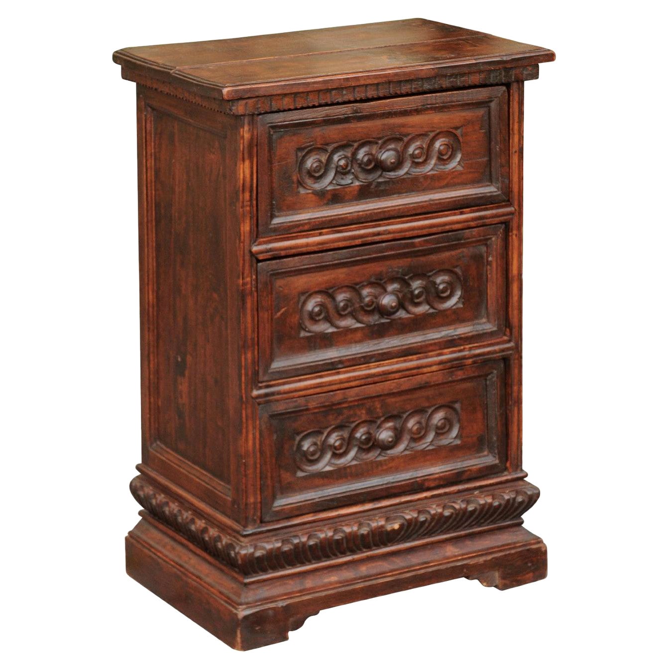 Kleine Kommode aus italienischem Nussbaum um 1840 mit drei Schubladen und Guilloche-Motiven