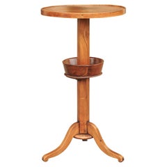 Mesa auxiliar francesa Guéridon de nogal con tablero circular y base trípode, hacia 1875