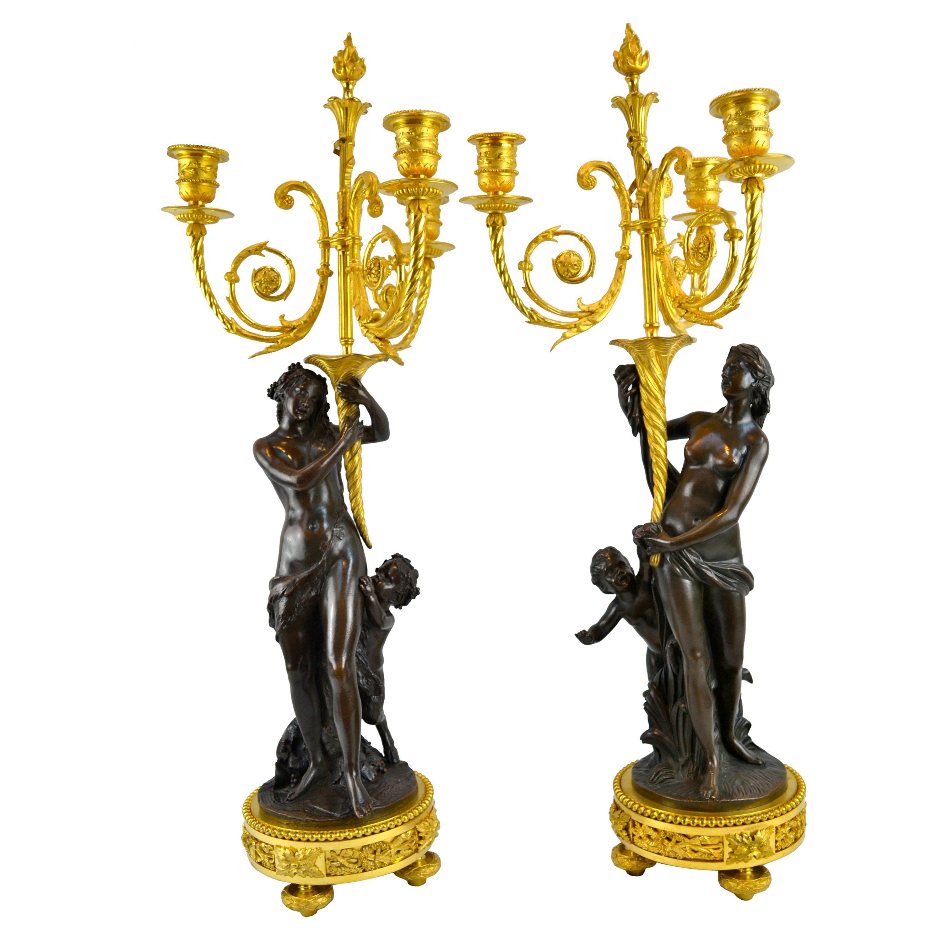 Paire de bronzes français en bronze  Candélabres figuratifs de style Louis XVI d'après Clodion en vente