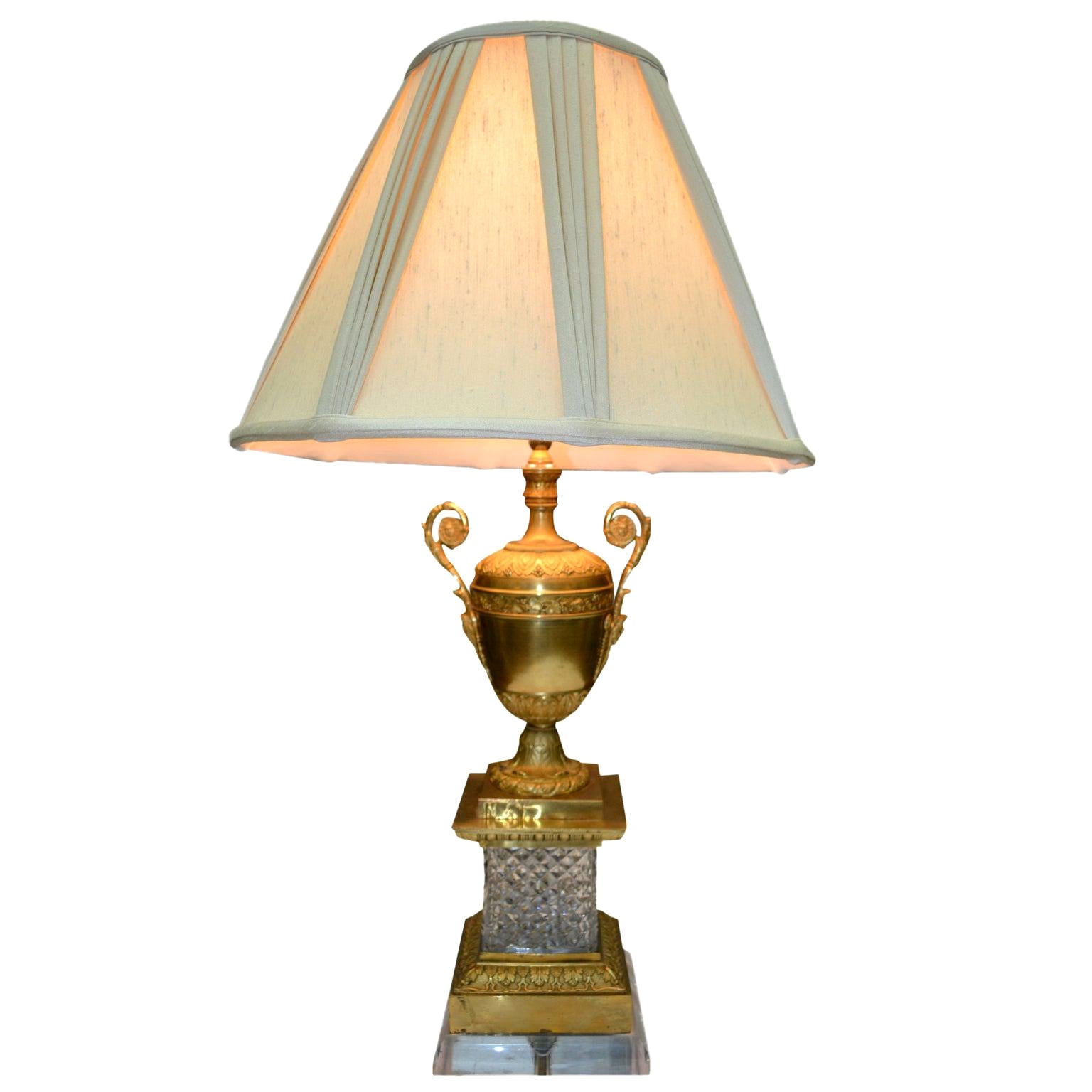 Lampe urne de style Empire en cristal et bronze doré en vente
