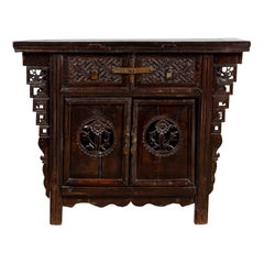 Cabinet à papillons de style Dynasty Ming avec écoinçons et portes sculptés