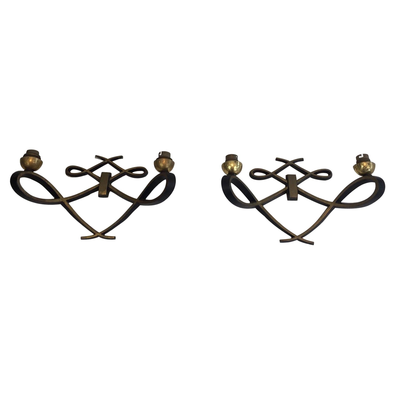 dans le style de Jules Leleu, paire de laques noires et design en laiton en vente