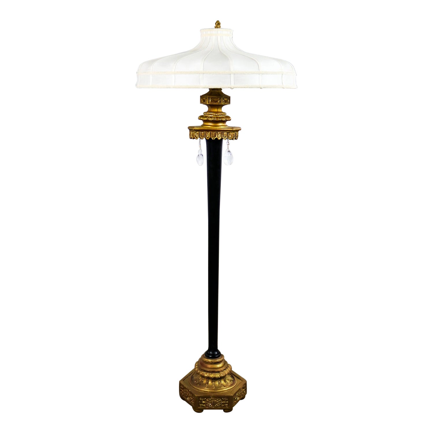Große antike viktorianische schwarz-vergoldete Stehlampe mit handgefertigtem Schirm und tropfenförmigem Tropfen