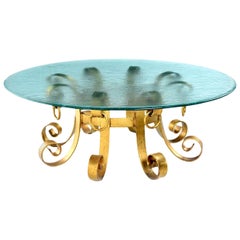 Hollywood-Regency, Couchtisch, vergoldetes Eisen Scroll Klopfer, geriffelte Glasplatte