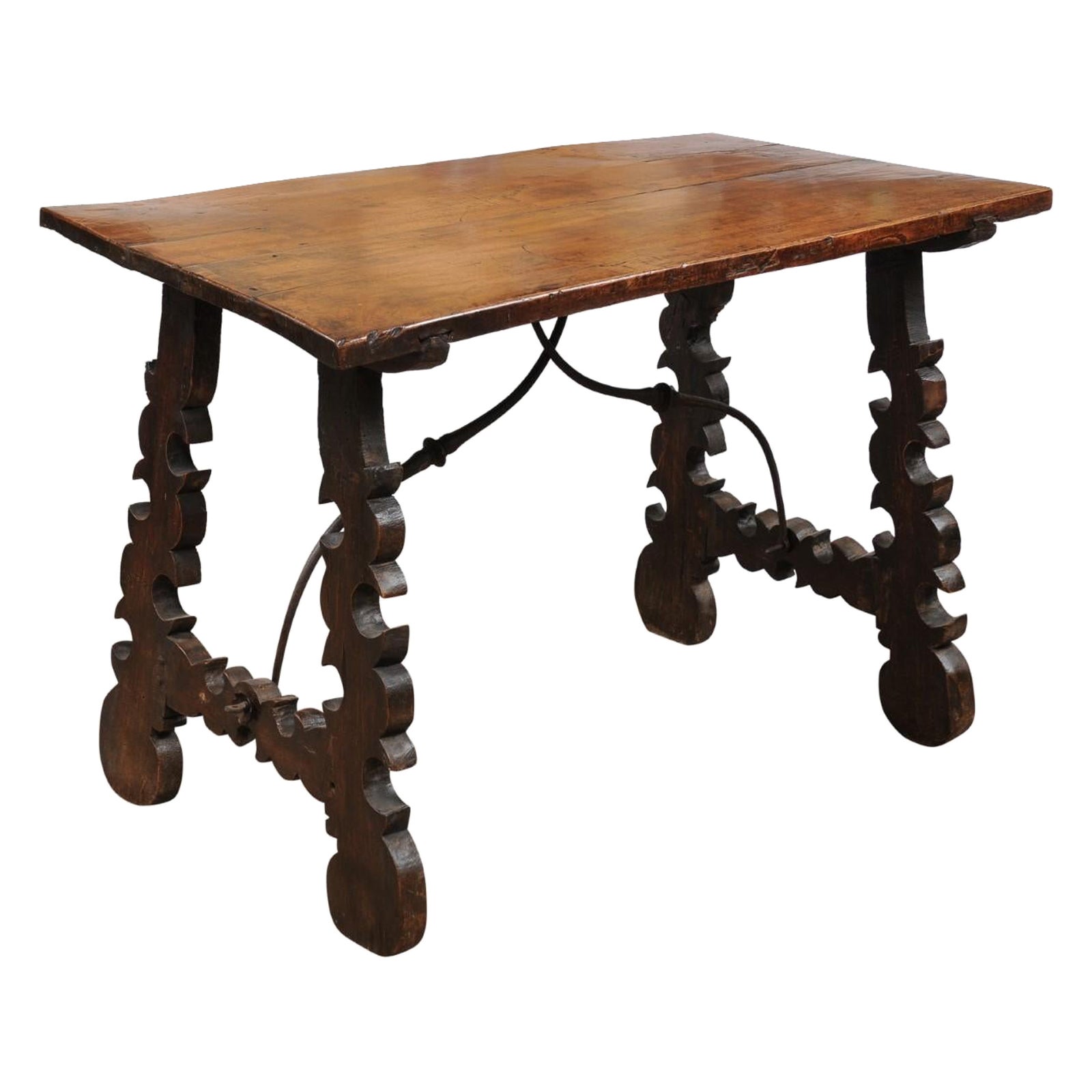 Table en noyer continental du XVIIIe siècle avec pieds en forme de lyre et traverse en fer