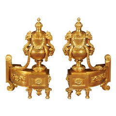 Chenets de style Louis XVI en bronze doré avec urne, guirlande et tête de bélier