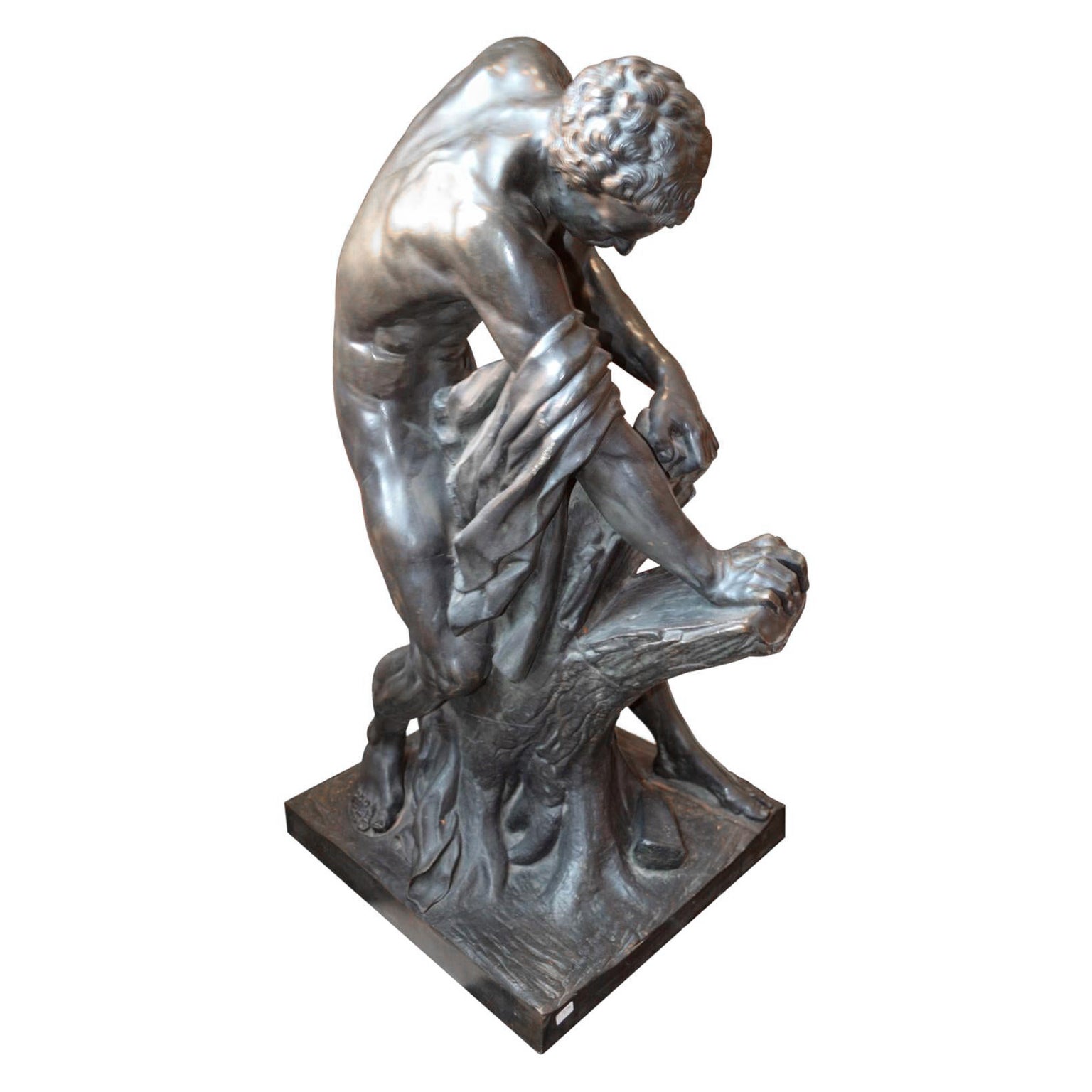 Assez grande statue française en bronze du XIXe siècle représentant le Milo de Croton sur un socle en marbre à gradins, d'après la statue originale en marbre du sculpteur Edme Dumont (1720-1775) exposée au Louvre. Grâce à la présentation de cette