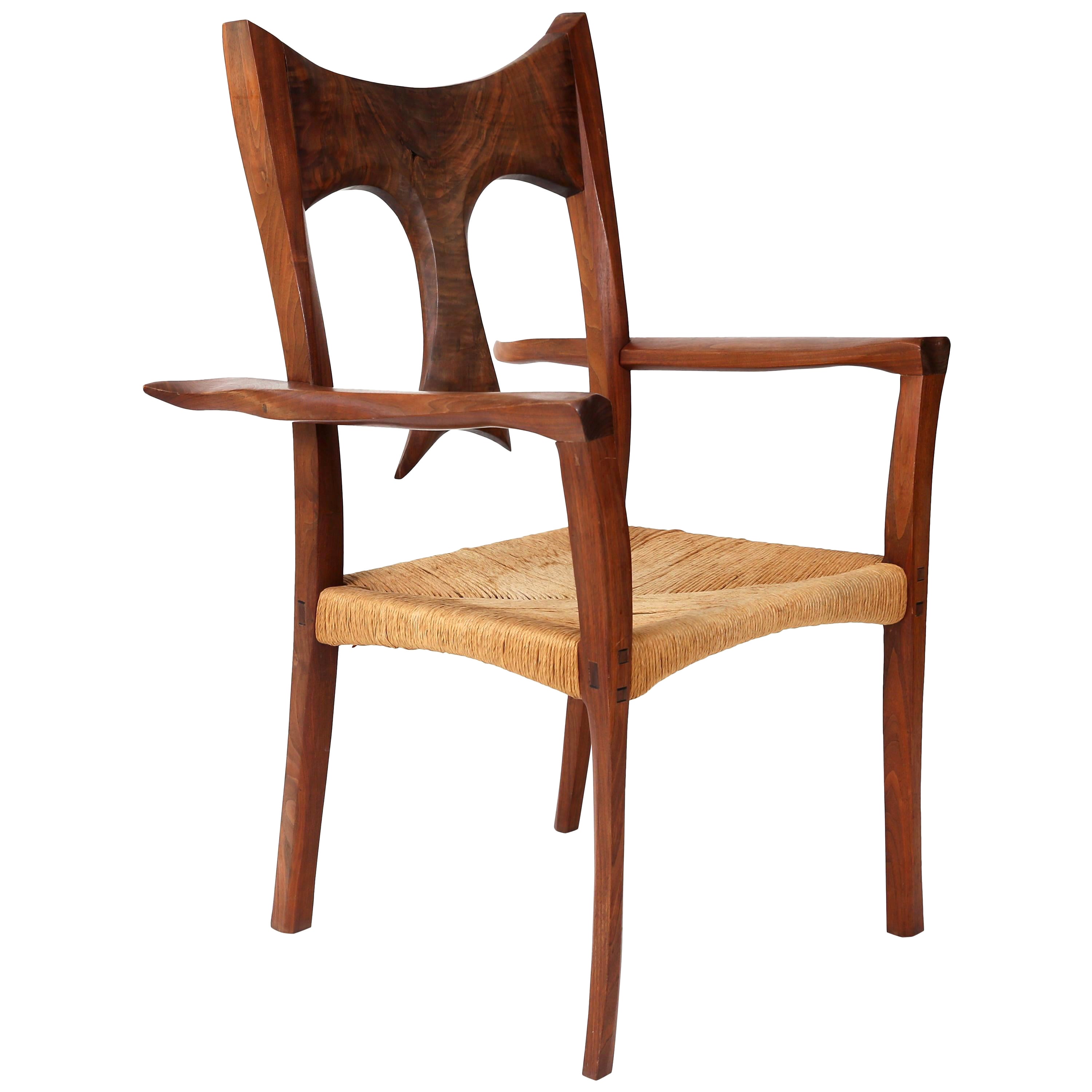 Fauteuil du milieu du siècle en noyer et raphia, fabriqué par Studio Craft