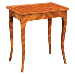 Mesa auxiliar italiana de nogal de 1820 con tablero de marquetería, patas con incrustaciones y cajón lateral