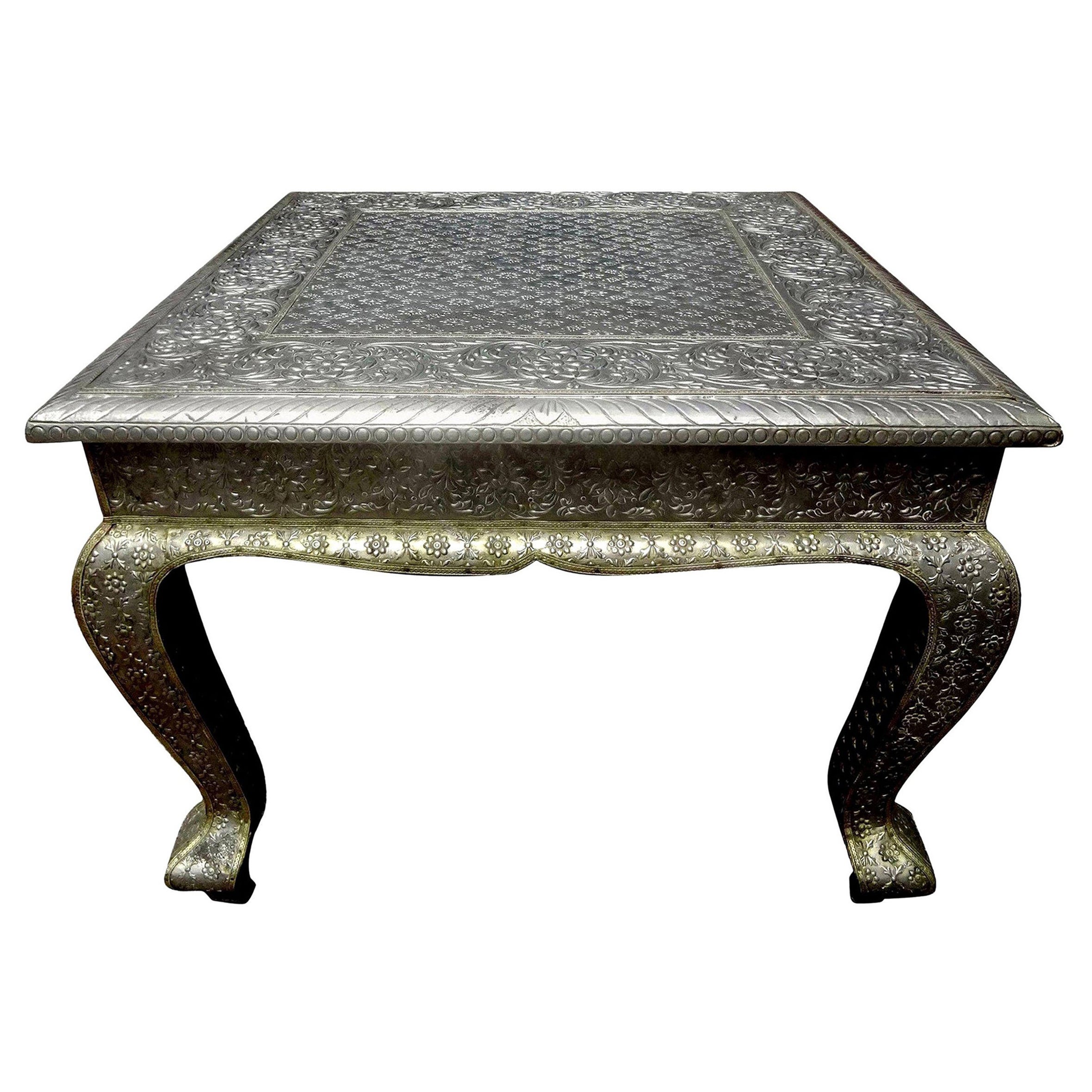 Table anglo-indienne vintage en métal recouvert de métal