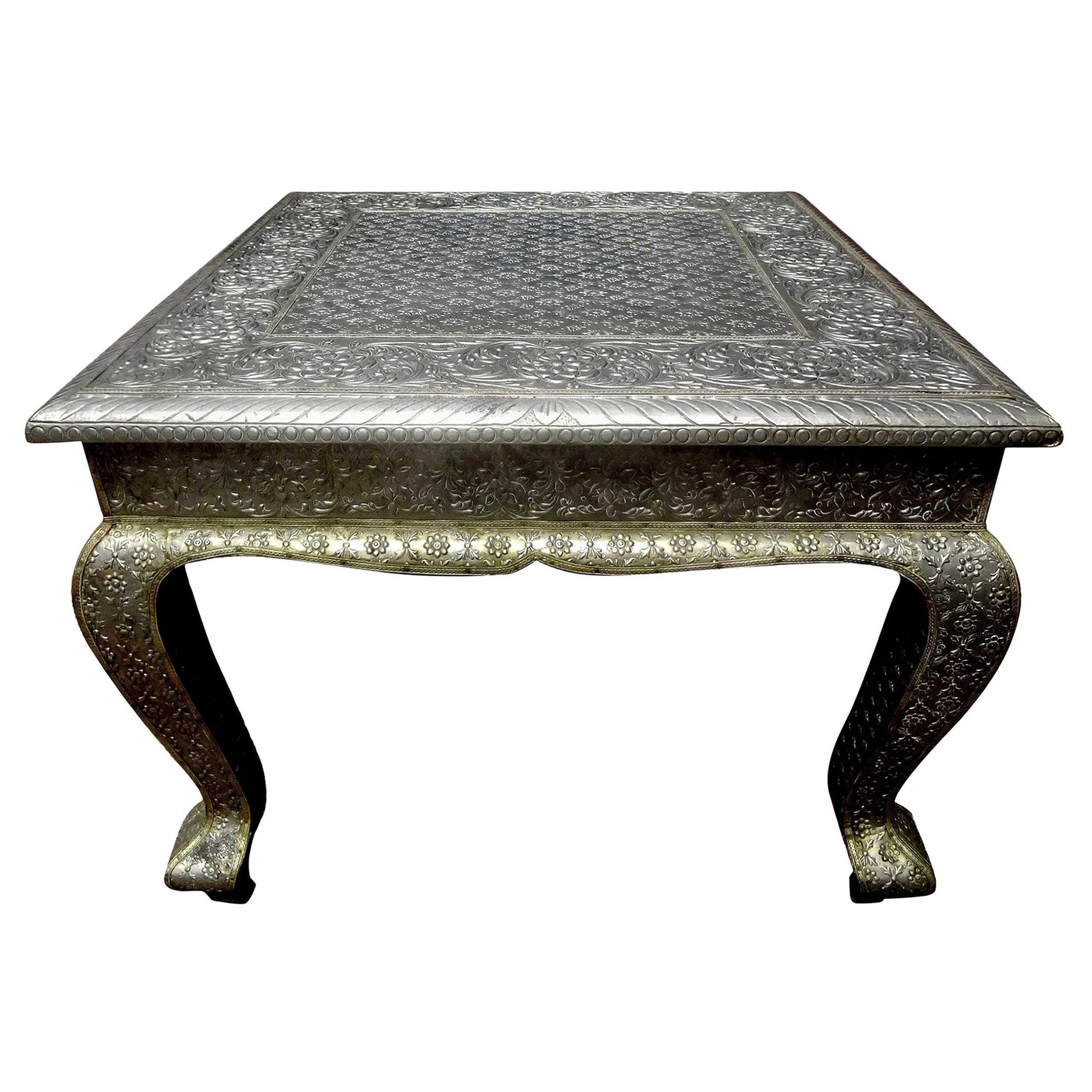 Mesa angloindia vintage revestida de metal