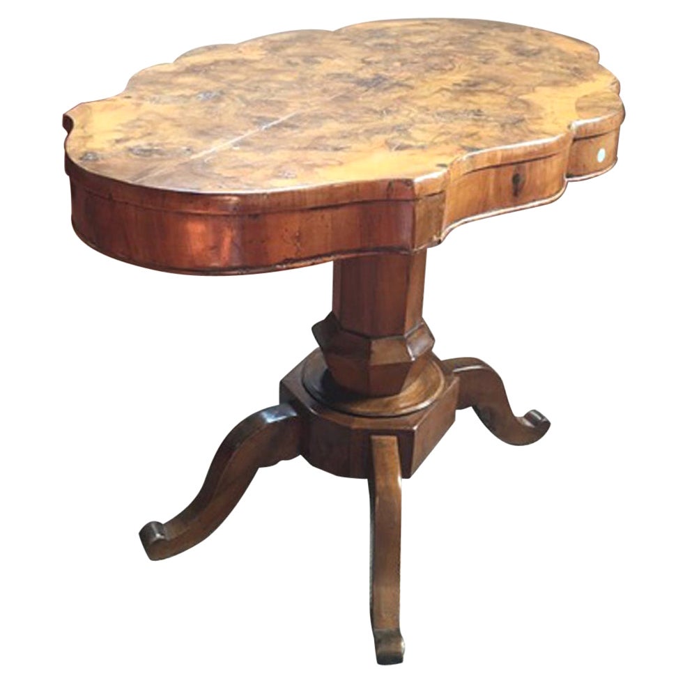 Table ovale de style Régence en noyer à racine de mariée du 18ème siècle, Italie