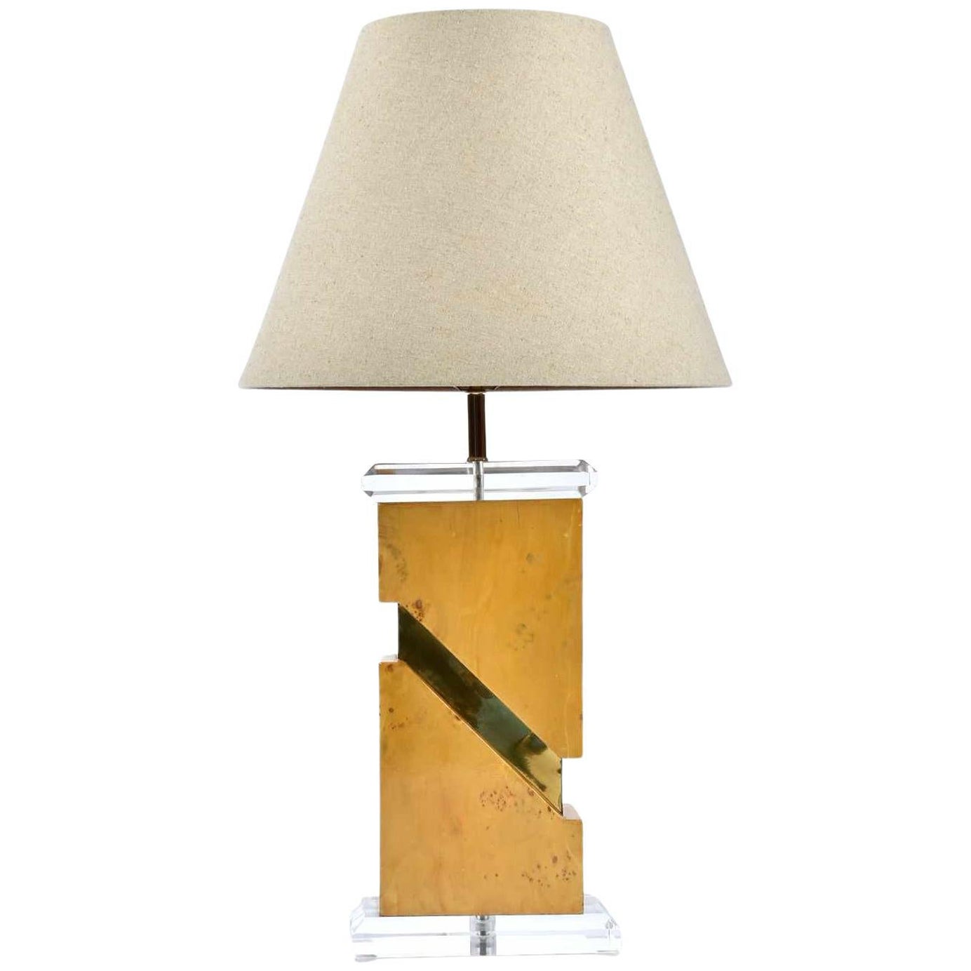 Lampe de table en broussin de style Milo Baughman des années 1970 avec accents en lucite et or en vente