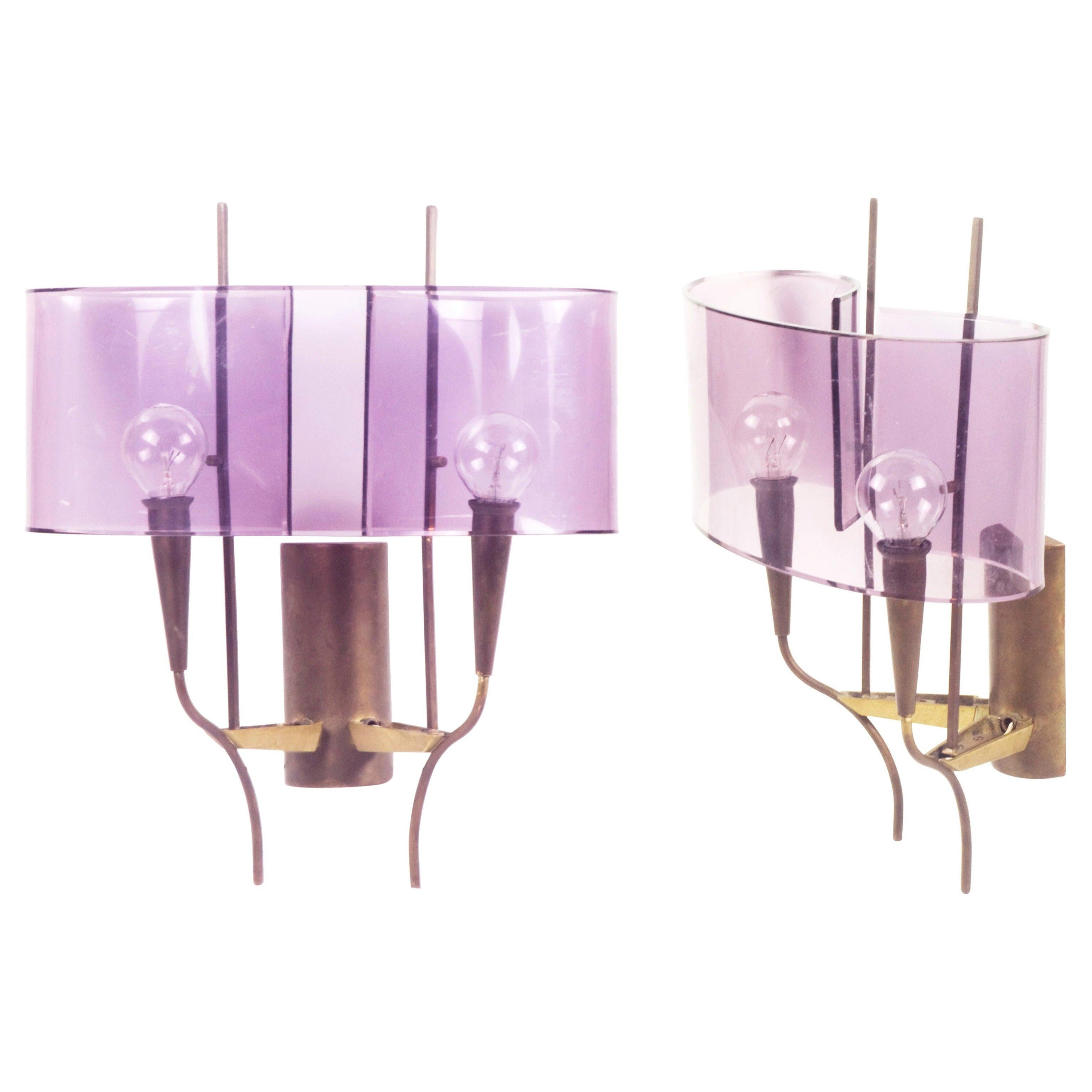 2-flammige Wandleuchten aus violettem Plexiglas und Messing von Stilux, Milano, 1960er Jahre, 2er-Set