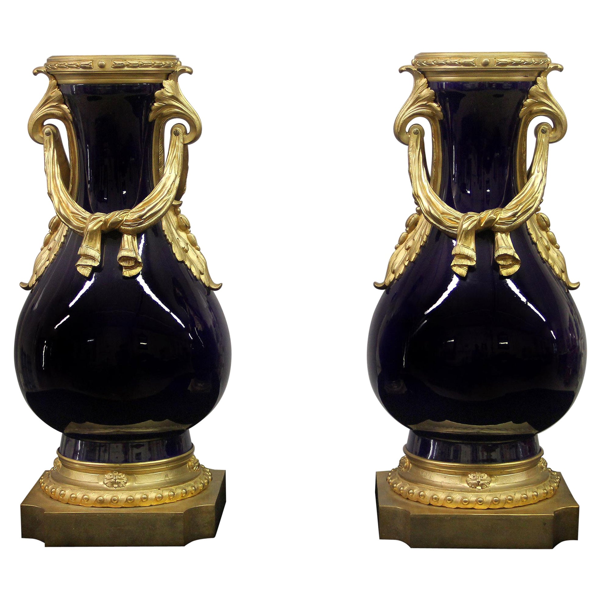 Paire de vases raffinés en porcelaine de style Sèvres montés sur bronze doré, fin du XIXe siècle