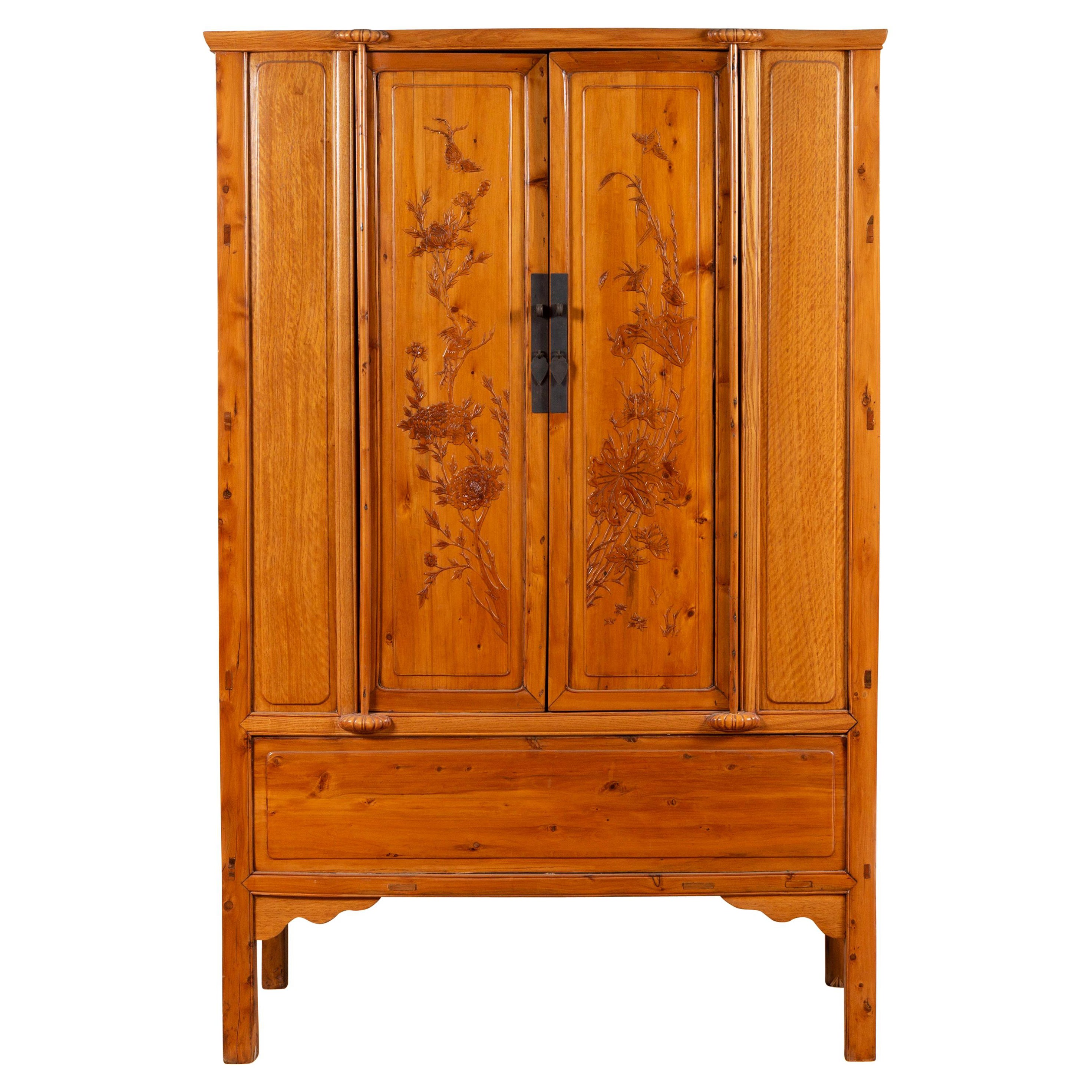 Armoire vintage en bois naturel à deux portes avec décor floral et tiroirs