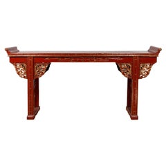 Tavolo da console laccato rosso in stile dinastia Ming con accenti dorati e grembiule intagliato