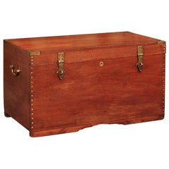 Baule anglo-indiano del 1880 in teak e ottone con diversi scomparti per riporre gli oggetti