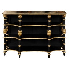 Étagère anglaise ébénisée à trois niveaux avec décor de chinoiserie et accents dorés
