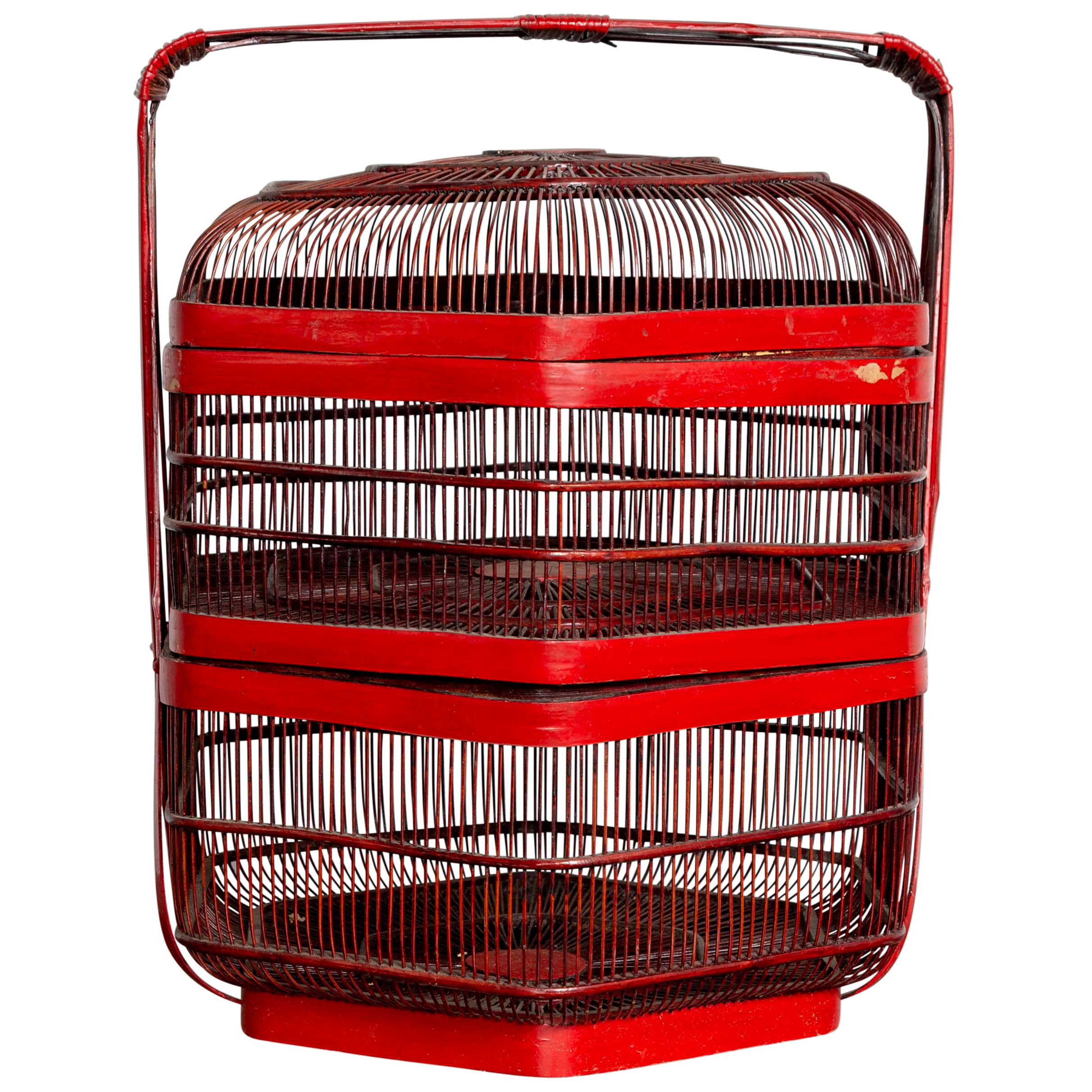 Jaula de bambú lacado en rojo para pájaros, con asa y base hexagonal, Circa 1920-1940