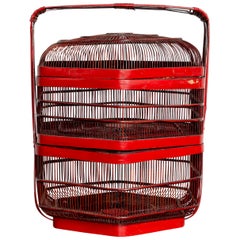Cage à oiseaux en bambou laqué rouge avec poignée et base hexagonale, vers 1920-1940