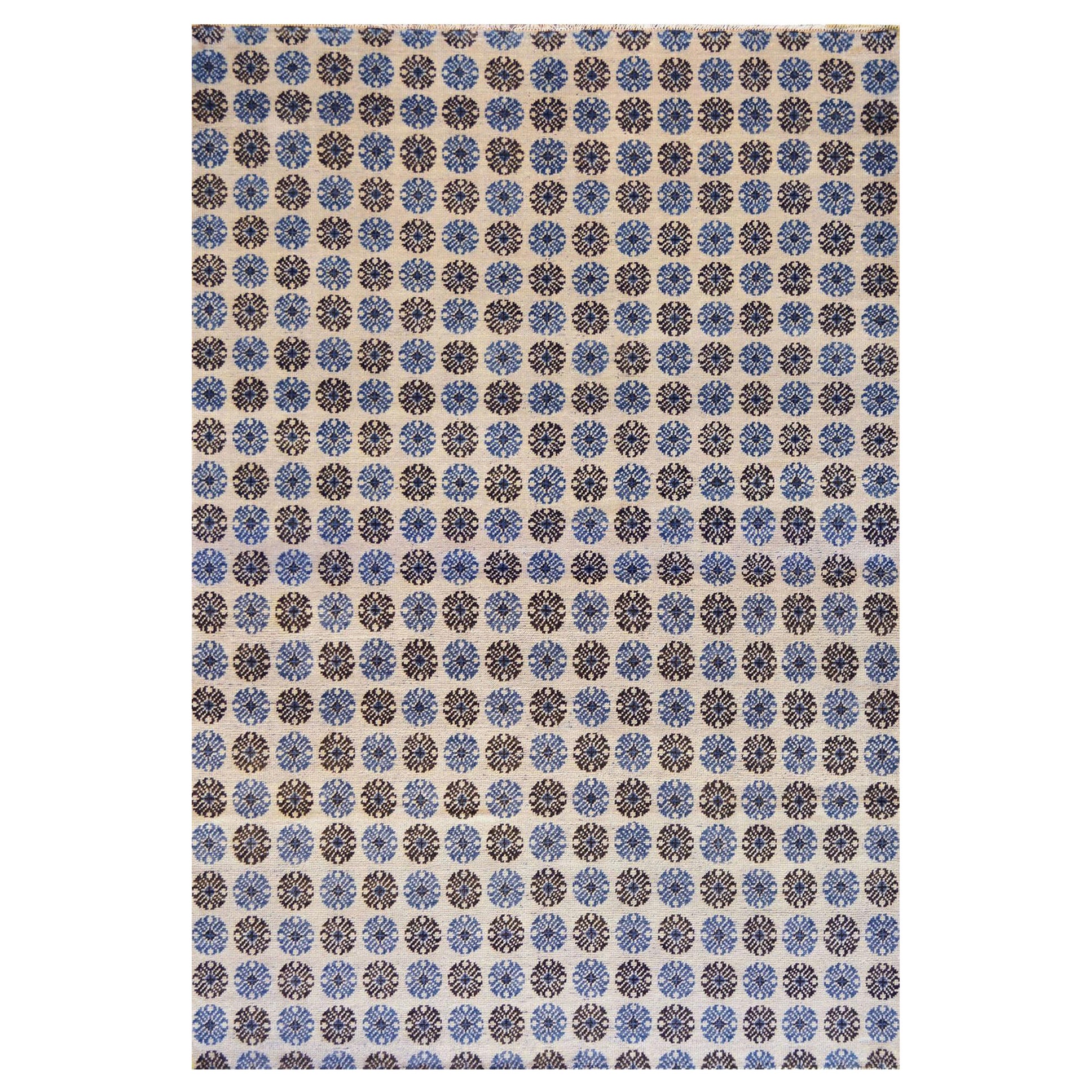 Alfombra contemporánea de lana tejida a mano inspirada en el Khotan floral azul y marrón en venta