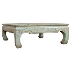 Table basse de style Ming avec finition vieillie vert menthe et pieds en forme de vache