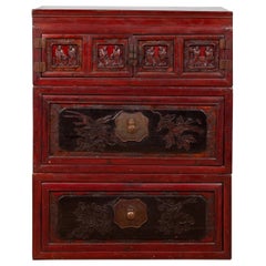 Coffre à trois sections laqué rouge et noir de la dynastie Qing avec figures sculptées